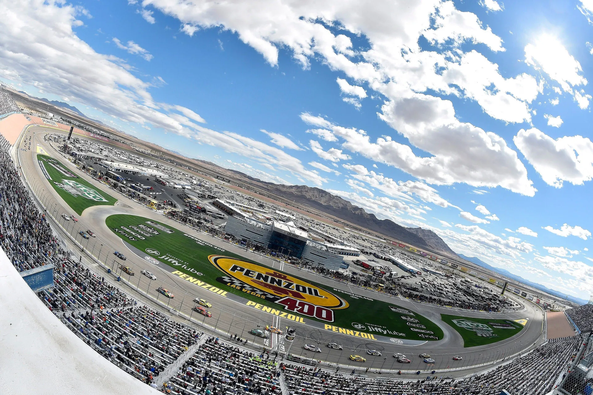 TikTok 明星 @itsDanielMac 问乔伊·洛加诺：“你以什么谋生？”