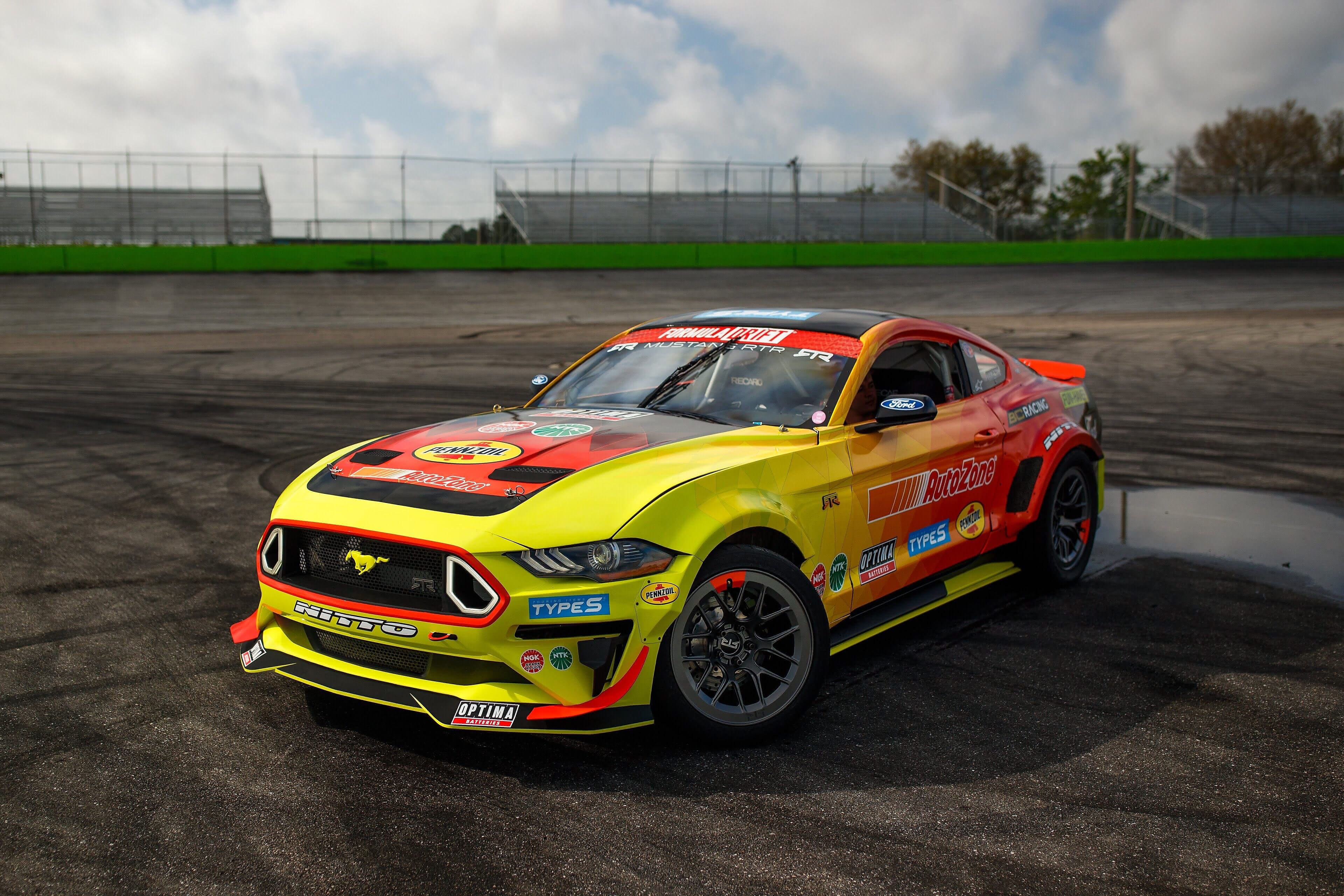 了解 RTR Formula Drift 车手 Adam LZ